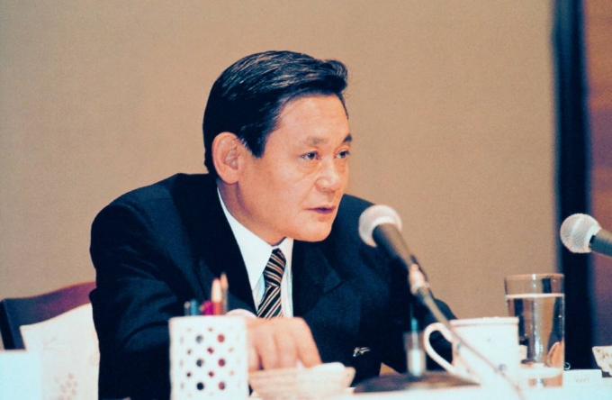 1993년 신경영을 선언한 이건희 삼성 회장이 임직원들에게 메시지를 전달하고 있다.