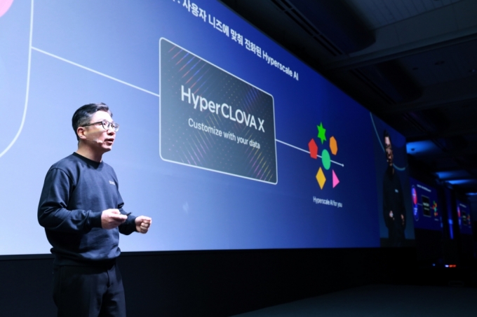 김유원 네이버클라우드 대표가 지난해 11월 진행된 네이버의 연례 개발자 컨퍼런스 '데뷰 2022'에서 하이퍼클로바X에 대해 소개하고 있다. /사진=네이버
