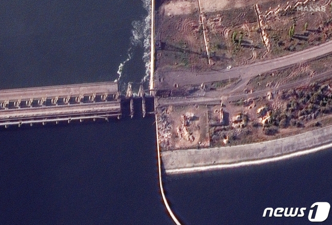 미국 위성업체 맥사 테크놀로지가 공개한 우크라이나 헤르손 지역의 노바 카호우카 댐 위성 사진. 2022. 11. 11. /로이터=뉴스1