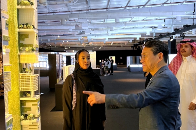 LG전자 조주완 사장(오른쪽 두 번째)이 지난 1일 사우디아라비아 리야드에서 초대형 미래 신도시 건설 사업 '네옴시티'의 전시관을 방문한 모습. / 사진 = LG전자 제공