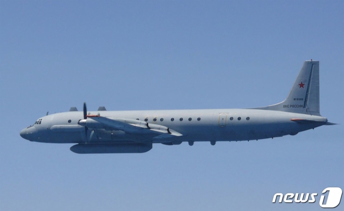 25일(현지시간) 일본 방위성이 공개한 일본 서해안 부근을 비행하고 있는 러시아 일류신(IL)-20의 모습 2023.5.25  ⓒ AFP=뉴스1  Copyright (C) 뉴스1. All rights reserved. 무단 전재 및 재배포 금지.