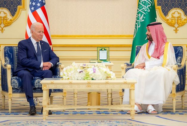  조 바이든 미국 대통령이 2022년 7월 15일 (현지시간) 사우디아라비아 제다에 도착해 무함마드 빈살만 왕세자와 회담을 하고 있다.  /AFPBBNews=뉴스1