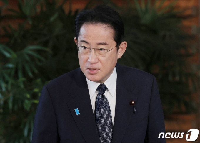기시다 후미오 일본 총리가 5월 31일(현지시간) 도쿄 총리 관저에서 북한의 발사체 발사 보고 후 취재진을 만나 "북한 미사일 관련 피해 보고는 없다"고 밝히고 있다. /AFPBBNews=뉴스1