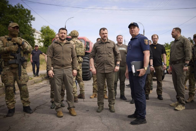 우크라이나 대통령실이 제공한 사진에 볼로디미르 젤렌스키 우크라이나 대통령이 8일(현지시각) 헤르손의 홍수 피해 지역을 방문해 둘러보고 있다. /AP=뉴시스