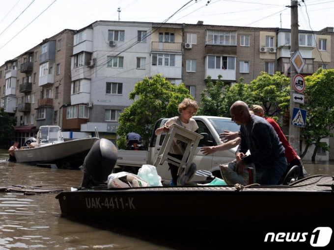 7일 (현지시간) 러시아가 점령 중인 우크라이나 헤르손의 노바카호우카 댐의 붕괴로 홍수 피해 지역 주민들이 대피를 하고 있다. /AFPBBNews=뉴스1