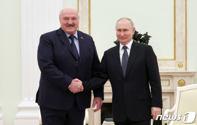 블라디미르 푸틴 러시아 대통령이 4월 5일(현지시간) 모스크바 크렘린궁에서 알렉산드르 루카셴코 벨라루스 대통령과 만나 악수를 하고 있다.  /AFPBBNews=뉴스1