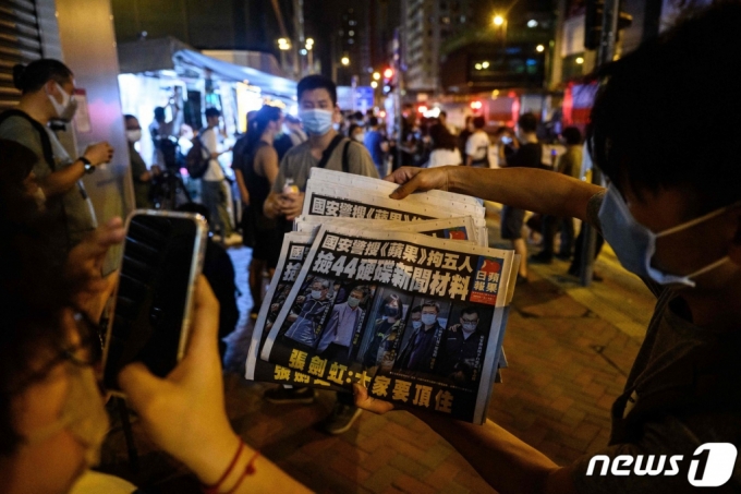 2021년 홍콩 경찰로부터 압수수색을 당하고 편집국장 등 5명이 체포당한 반중 신문인 빈과일보를 시민들이 들고 있다.  /AFP=뉴스1  