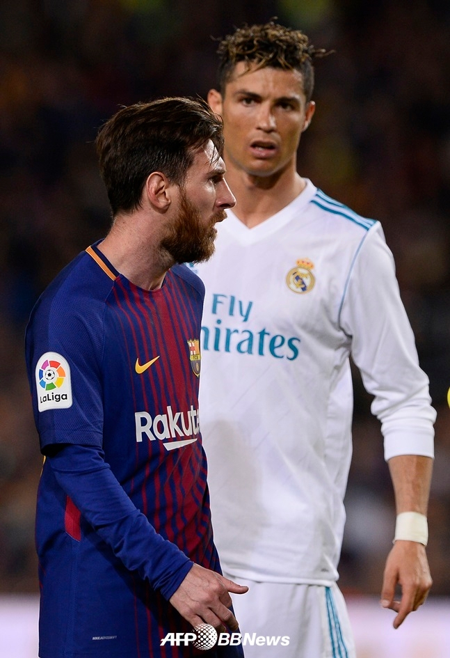 라리가 시절 바르셀로나의 리오넬 메시(왼쪽)와 레알 마드리드의 크리스티아누 호날두./AFPBBNews=뉴스1