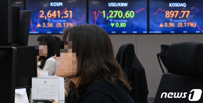 코스피가 장 초반 보합세를 보이고 있는 14일 오전 서울 중구 하나은행 딜링룸에서 딜러들이 업무를 보고 있다. /사진=뉴스1.