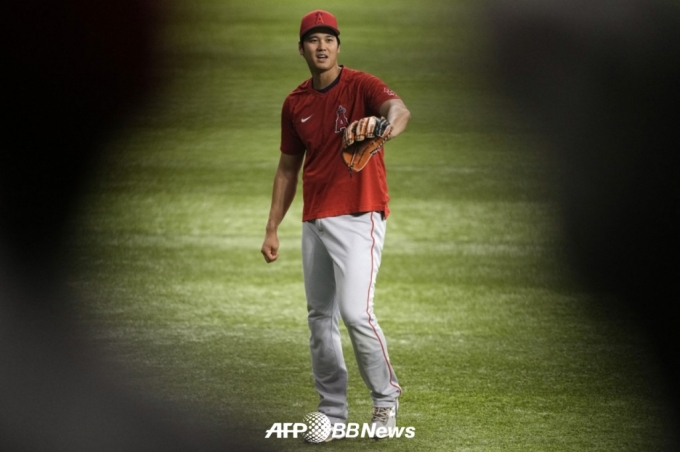 오타니 쇼헤이가 15일(한국시간) 텍사스 레인저스전을 앞두고 외야에서 몸을 풀고 있다. /AFPBBNews=뉴스1