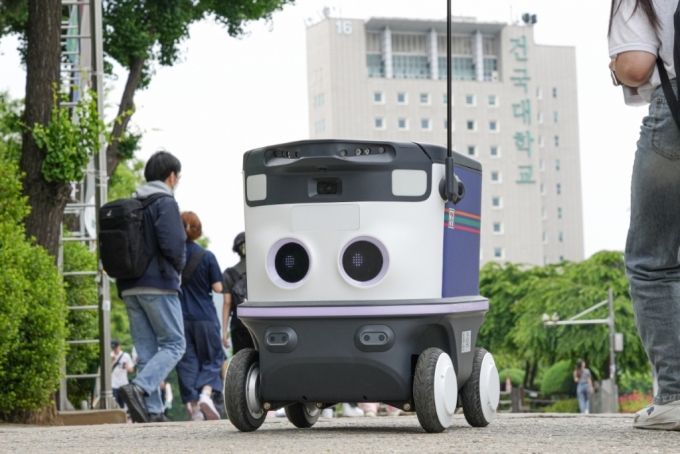 건국대 달리는 배달로봇, 학생들에게 라면·김밥 갖다준다