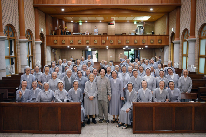 지난 16일 열린 몽골 노밍요스 중등학교 명예교장 위촉식에서 살레시오수녀회 수녀들과 임형주가 기념촬영을 하고 있다. /사진제공=디지엔콤