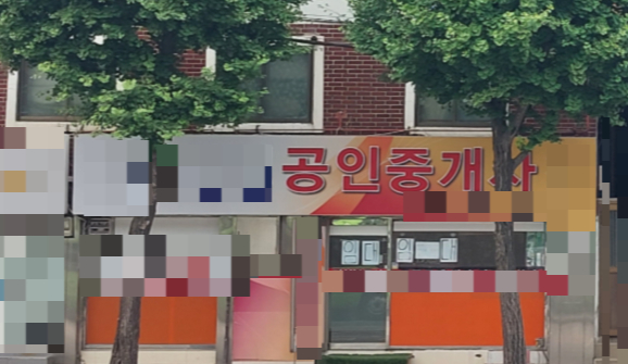 서울시 종로구에 위치한 한 공인중개소. 영업을 하지 않고 있고 벽에는 '임대'라는 글자가 보인다./사진제공=독자 제공  