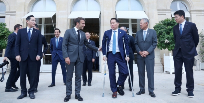 마크롱 대통령-기업인 면담 : 에마뉘엘 마크롱 프랑스 대통령(왼쪽)과 최태원 대한상의 회장이 환담을 하고 있다. /사진제공=대한상의