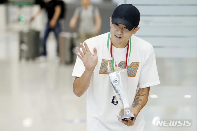 김민재가 지난 6일 인천국제공항에서 팬들에게 인사하고 있다. /사진=뉴시스