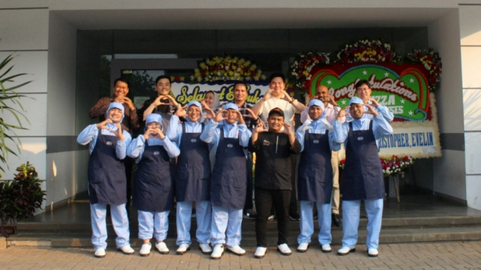 인도네시아 자카르타에 설립된 고피자의 도우 공장 '파베이크 도우 프로덕션 센터'에서 임직원들이 기념사진을 찍고 있다. /사진=고피자 제공