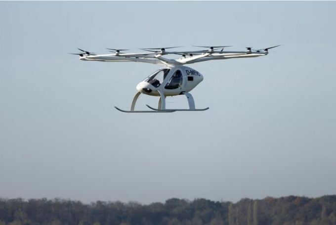 독일 에어택시 제조 스타트업 볼로콥터(Volocopter)의 2X 드론 택시가 2022년 11월 10일 프랑스 파리 부근 비행장에서 운행을 하고 있다./로이터=뉴스1