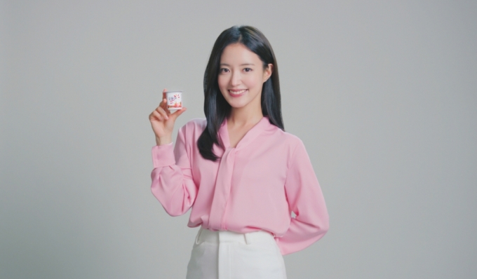 빙그레가 배우 이세영을 모델로 한 요플레 40주년 기념 광고 공개했다. /사진제공=빙그레