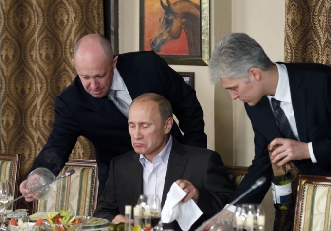 2011년 예브게니 프리고진(왼쪽)이 러시아 모스크바 외곽에 있는 자신의 레스토랑에서 블라디미르 푸틴 러시아 대통령에게 음식을 제공하고 있다. /AP=뉴시스