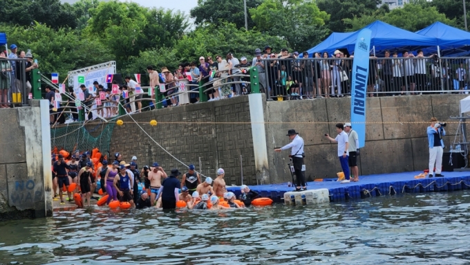 [사진]코로나 이후 첫 '대규모 한강 수영대회'…2000여명 무사히 완영