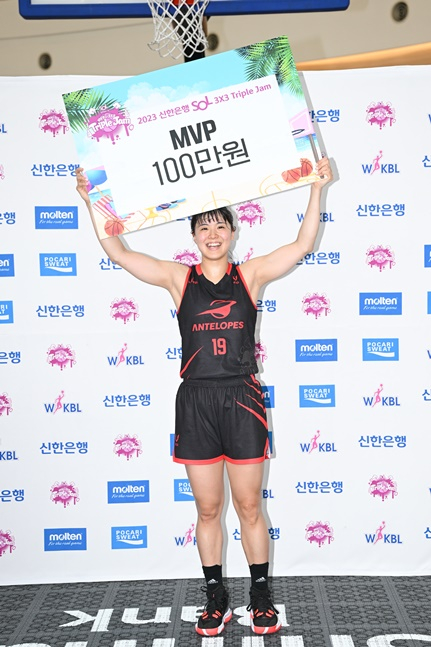 일본 토요타의 유메키 치나츠가 2023 신한은행 SOL 3x3 트리플잼 MVP를 차지한 후 포즈를 취하고 있다. /사진=WKBL 제공