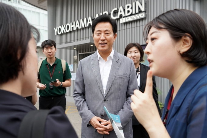 오세훈 서울시장(가운데)이 지난 23일 요코하마 에어 캐빈'(YOKOHAMA AIR CABIN·)을 타기 전 설명을 듣고 있다. /사진제공=서울시
