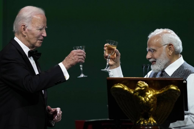 조 바이든 미국 대통령과 나렌드라 모디 인도 총리가 22일(현지시각) 백악관에서 열린 국빈 만찬에서 건배하고 있다. /워싱턴(미국) AP=뉴시스 