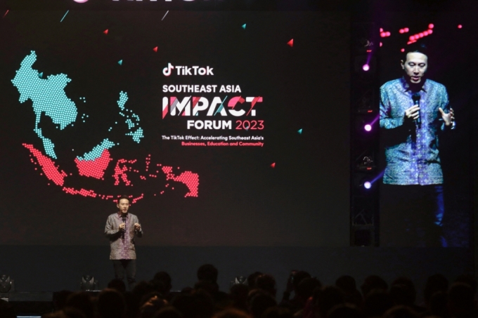  틱톡의 최고경영자(CEO)인 쇼우 지 츄는 지난 15일 인도네시아에서 '동남아 임팩트 포럼 2023' 을 열고 참석해 향후 5년간 100억달러를 투자하겠다고 밝혔다. /로이터=뉴스1