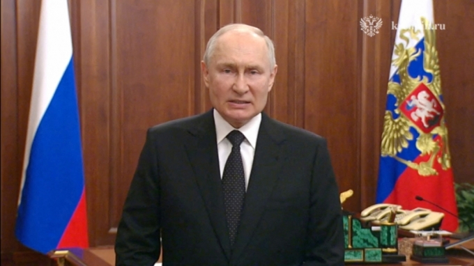 블라디미르 푸틴 대통령이 24일(현지시간) 러시아 현지 방송에 출연해 연설하고 있다./ 사진=로이터