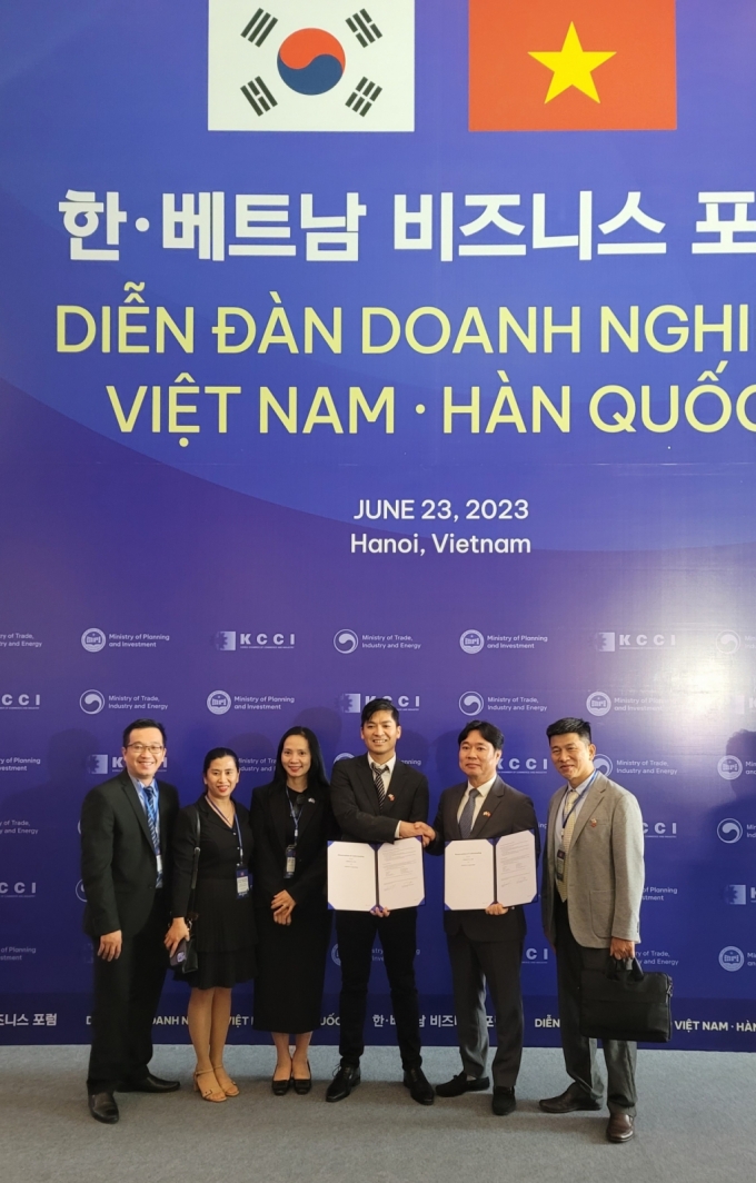 왼쪽에서 네번째가 FAHASA Pham Nam Thang CEO, 다섯번째가 이퓨쳐 이기현 대표./사진제공=이퓨쳐