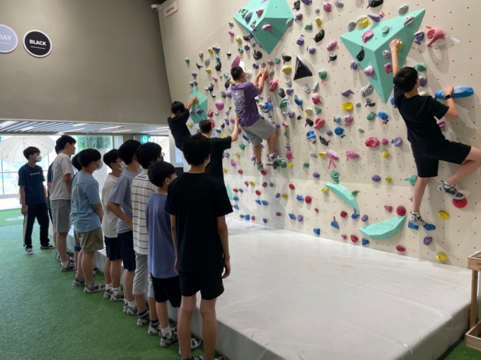 CGV신촌아트레온에서 광성중학교 학생들이 체험학습을 진행하는 모습 /사진제공=CGV