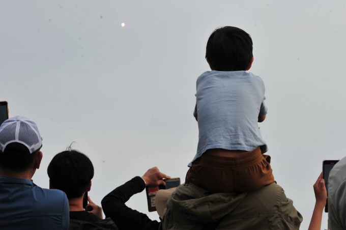 지난5월 25일 오후 전남 고흥군 우주발사전망대에서 한 아이가 누리호 발사 장면을 보고 있다. /사진=뉴시스