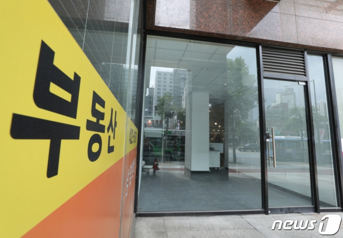 서울의 한 상가 건물에 임대로 나온 옛 공인중개사 사무소의 모습. /사진=뉴스1
