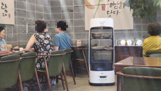 인천의 한 식당에서 KT의 AI서빙로봇이 손님들에게 음식을 나르고 있다./사진=오동희 선임기자