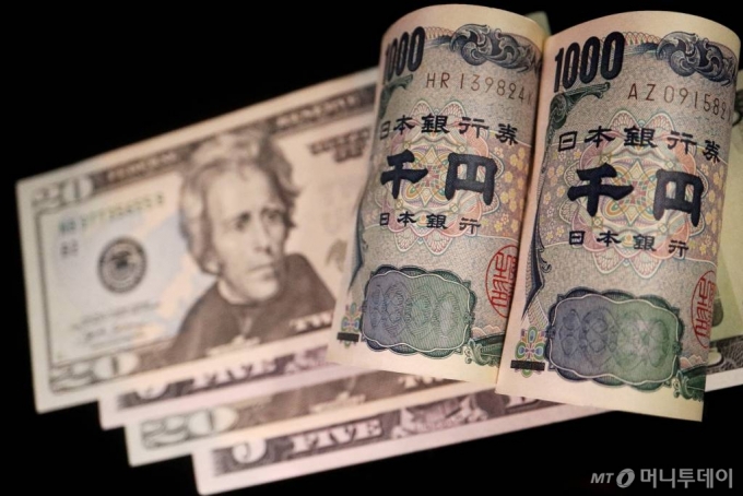 Banknotes of Japanese yen and U.S. dollar are seen in this illustration picture taken September 23, 2022. REUTERS/Florence Lo/Illustration