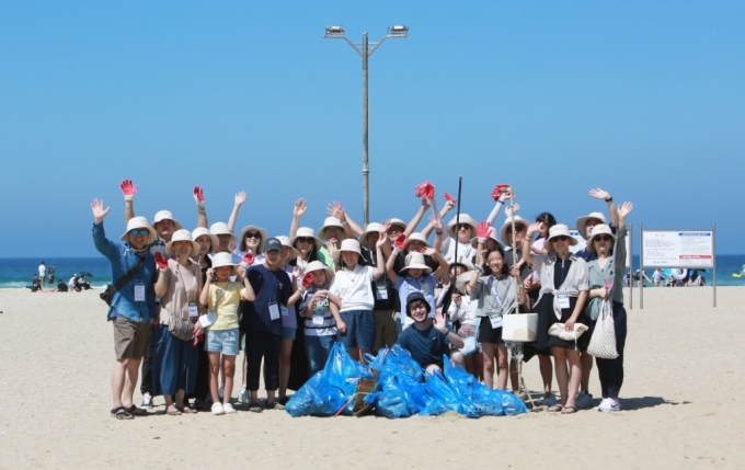 지난 1일 강원 동해시 망상해변에서 진행된 해변 정화 봉사 활동에서 참가자들이 기념촬영을 하는 모습 /사진 제공=LG생활건