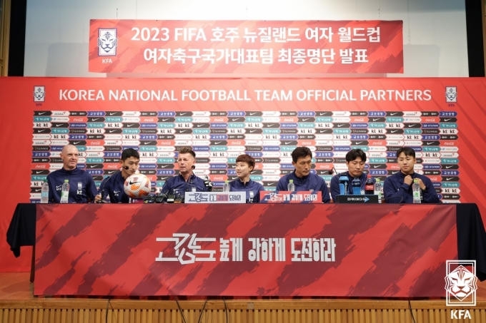 콜린 벨(왼쪽 세 번째) 감독은  2023 FIFA 호주·뉴질랜드 여자월드컵에 나설 여자 축구대표팀 최종 엔트리 23명과 예비 멤버 2명을 5일 발표했다. /사진=대한축구협회