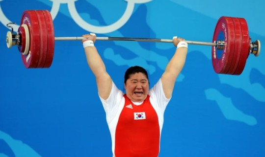 2008 베이징 올림픽에서 장미란 선수가  여자 역도 75kg 이상급에 출전해 인상(140kg), 용상(186kg), 합계(326kg)에서 모두 세계신기록을 달성하며 금메달을 목에 걸었다. 한국 여자 역도 사상 첫 금메달이다./사진=올림픽공동취재단