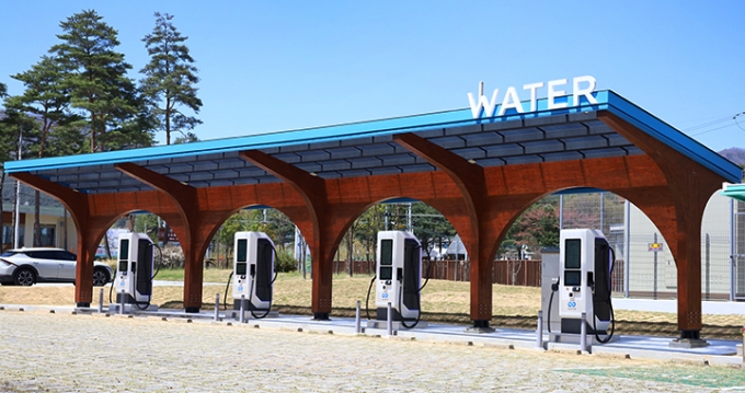 브라이트에너지파트너스가 경북 봉화군 국립백두대간수목원에 구축한 전기차 급속 충전소 '워터(WATER)'