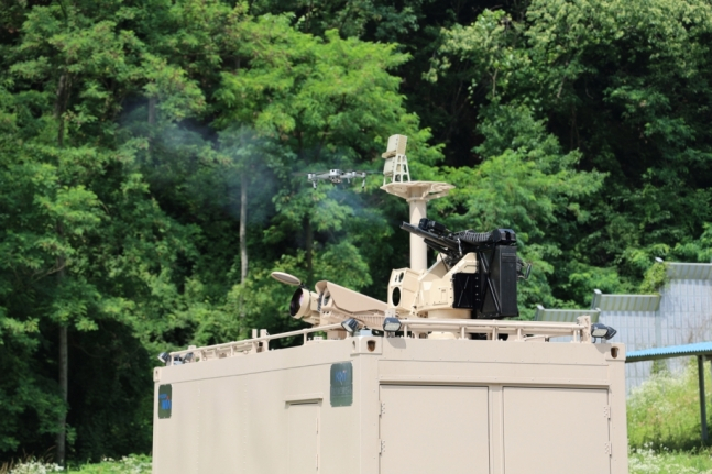 현대위아가 지난 5일 충청북도 소재 사격훈련장에서 진행한 '대 드론 체계(ADS)' 하드 킬 사격시험을 펼치고 있다. /사진제공=현대위아.