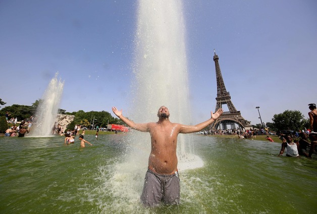 지난해 여름 이례적인 폭염이 찾아온 프랑스 파리 에펠탑 인근의 트로카데로 분수에 시민이 뛰어들어 더위를 식히고 있다. / 사진=뉴스1