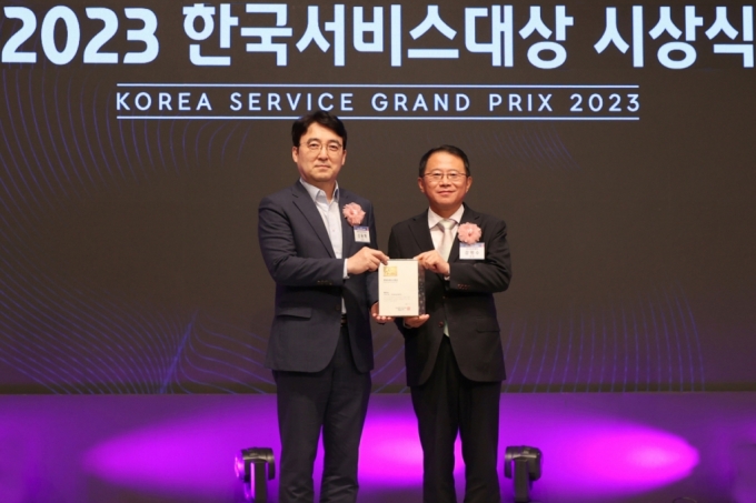신동혁 대우건설 상무(왼쪽)가 강명수 한국표준협회 회장으로부터 ‘종합대상’을 수상하고 있다. /사진제공=대우건설