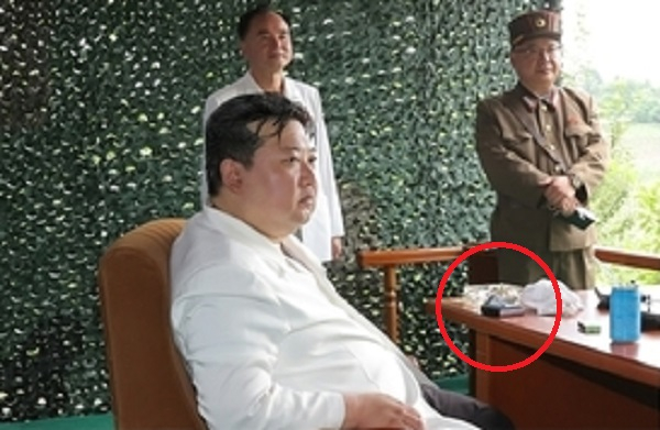 김정은 북한 국무위원장이 12일 신형 ICBM(고체연료 대륙간탄도미사일) '화성-18형' 시험발사를 시찰한 현장에서 '폴더블 스마트폰'으로 추정되는 휴대폰이 놓여 있다./평양 노동신문=뉴스1