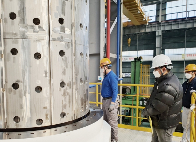 세아베스틸 관계자가 북미에 수출한 사용후핵연료 운반저장겸용용기 내부에 방사능 차폐를 위해 격자모양의 바스켓을 설치하고 있다