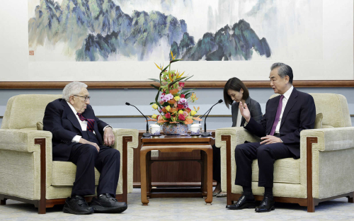 헨리 키신저 전 미국 국무장관(왼쪽)과 왕이 중국 정치국원이 회담하고 있다/사진=중국 외교부