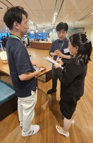 본투글로벌센터는 K스타트업과 투자자간의 원활한 만남을 위해 일본어 통역사를 2팀당 1명씩 지원했다. 일본어 통역사(사진 중간)가 일본 VC 관계자 질문에 대한 K스타트어 대표의 답변을 받아 적고 있다/사진=류준영 기자   