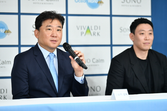 21일 소노의 KBL 가입 승인 기자회견에서 소감을 밝히고 있는 김승기 감독(왼쪽)과 김강선. /사진=KBL