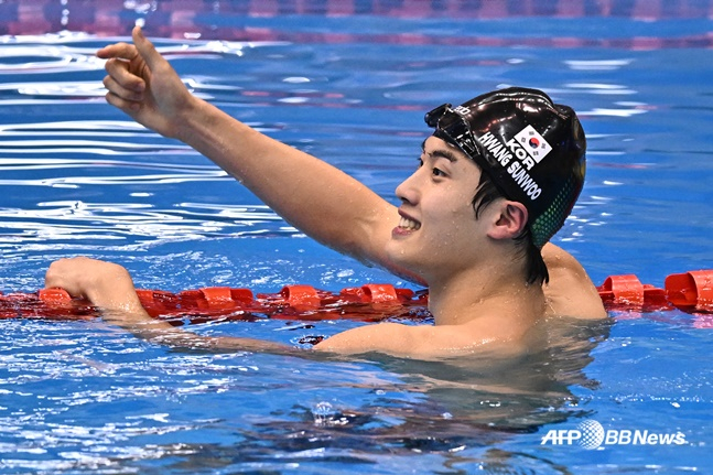 황선우가 24일 열린 2023 국제수영연맹 세계수영선수권대회 남자 자유형 200m 준결승 1조에서 1위를 통과하고 세리머니를 하고 있다. /AFPBBNews=뉴스1