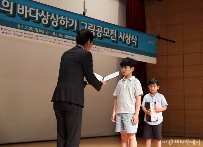 햇빛우수상(우수상)인 한국해양수산개발원장상을 수상한 전상현(장재초·3) 학생 /사진=김휘선 기자 hwijpg@