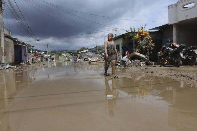 [에스메랄다스=AP/뉴시스] 5일(현지시각) 에콰도르 에스메랄다스에 홍수가 발생한 후 흙탕물 투성이의 한 주민이 침수된 도로를 걷고 있다. 에스메랄다스주에 12시간 동안 이어진 폭우로 6개의 강이 범람하고 500여 주민이 대피했다. 지금까지 사망자나 실종자에 대한 보고는 없는 것으로 알려졌다. 2023.06.06.